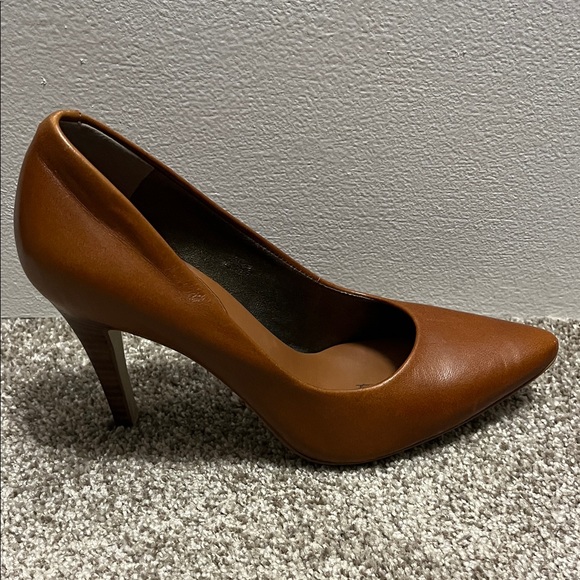 Banana Republic Camel Leather Heels - Picture 2 of 3